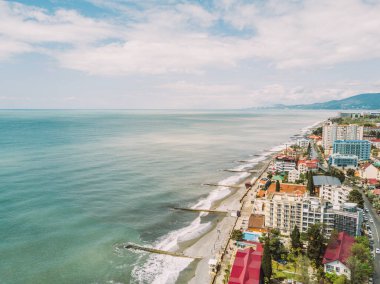 Soçi şehri ve Karadeniz kıyıları havadan görülebiliyor. Yukarıdan Adler Bölgesi. Kafkasya dağlarında tatil köyü.