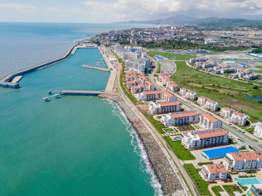 Soçi şehri ve Karadeniz kıyıları havadan görülebiliyor. Yukarıdan Adler Bölgesi. Kafkasya dağlarında tatil köyü.