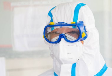 COVID-19 Coronavirus salgını sırasında solunum hastalıkları hastanesi yakınlarındaki kişisel koruyucu ekipman doktorları