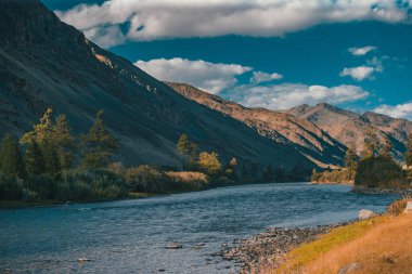 Dağlarda gün batımı. Katun Nehri Vadisi. Altai Cumhuriyeti, Sibirya, Rusya