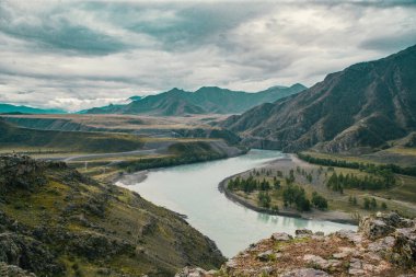 Dağlarda gün batımı. Katun Nehri Vadisi. Altai Cumhuriyeti, Sibirya, Rusya