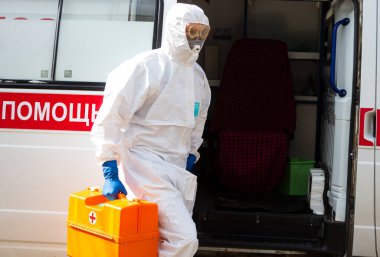 COVID-19 Coronavirus salgını sırasında solunum hastalıkları hastanesi yakınlarındaki kişisel koruyucu ekipman doktorları