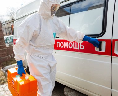 COVID-19 Coronavirus salgını sırasında solunum hastalıkları hastanesi yakınlarındaki kişisel koruyucu ekipman doktorları