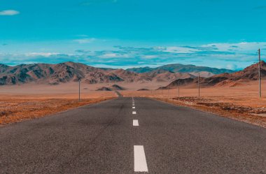 Dağlarda gün batımı. Katun Nehri Vadisi. Altai Cumhuriyeti, Sibirya, Rusya