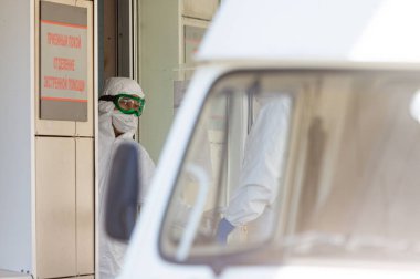 COVID-19 Coronavirus salgını sırasında solunum hastalıkları hastanesi yakınlarındaki kişisel koruyucu ekipman doktorları