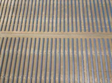 Havadan bakıldığında güneş enerjisi santrali. Güneş enerjisi panelleri. Alternatif enerji kaynakları.