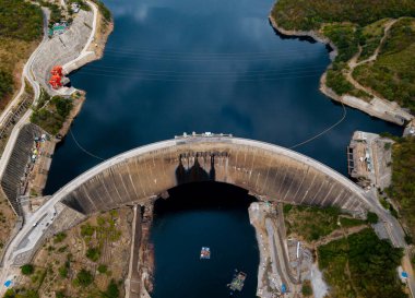Hava manzaralı Kariba Barajı. Zambiya ve Zimbabwe arasındaki Zambezi nehir havzasının Kariba Geçidi 'ndeki beton kemer barajı.