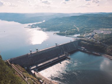 Krasnoyarsk hidroelektrik santrali barajı, Enisey nehri üzerindeki hidroelektrik santrali. Krasnoyarsk rezervuarı. Sanayi manzarası