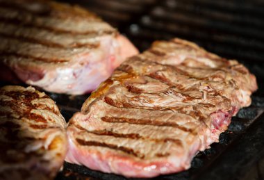 Domatesli ve sebzeli biftek. Ev yapımı mutfak. Ahşap arka planda organik yiyecekler. Üst görünüm