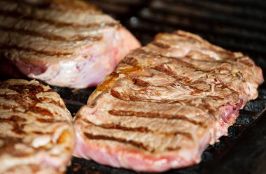 Domatesli ve sebzeli biftek. Ev yapımı mutfak. Ahşap arka planda organik yiyecekler. Üst görünüm