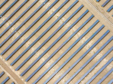 Havadan bakıldığında güneş enerjisi santrali. Güneş enerjisi panelleri. Alternatif enerji kaynakları.