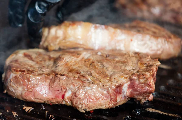 Hovězí Steak Rajčaty Zeleninou Domácí Kuchyně Organické Potraviny Dřevěném Pozadí — Stock fotografie