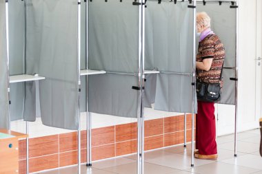 2020 Rusya anayasa referandumunda halk oy kullanıyor. Coronavirus (COVID-19) salgını sırasında Rusya Federasyonu 'nun yeni anayasası