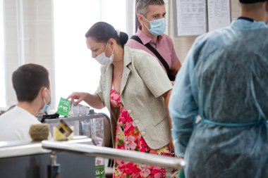 2020 Rusya anayasa referandumunda halk oy kullanıyor. Coronavirus (COVID-19) salgını sırasında Rusya Federasyonu 'nun yeni anayasası