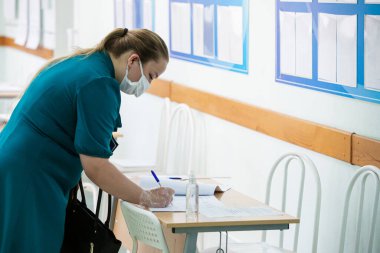 2020 Rusya anayasa referandumunda halk oy kullanıyor. Coronavirus (COVID-19) salgını sırasında Rusya Federasyonu 'nun yeni anayasası