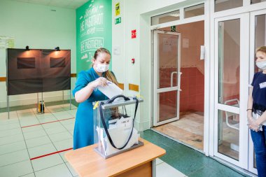 2020 Rusya anayasa referandumunda halk oy kullanıyor. Coronavirus (COVID-19) salgını sırasında Rusya Federasyonu 'nun yeni anayasası