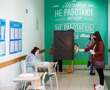 2020 Rusya anayasa referandumunda halk oy kullanıyor. Coronavirus (COVID-19) salgını sırasında Rusya Federasyonu 'nun yeni anayasası