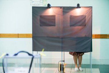 2020 Rusya anayasa referandumunda halk oy kullanıyor. Coronavirus (COVID-19) salgını sırasında Rusya Federasyonu 'nun yeni anayasası