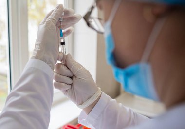 Bir sağlık çalışanı, Coronavirus salgını sırasında hastanede Rus Sputnik-V COVID-19 aşısı için gönüllü aşı yapıyor.