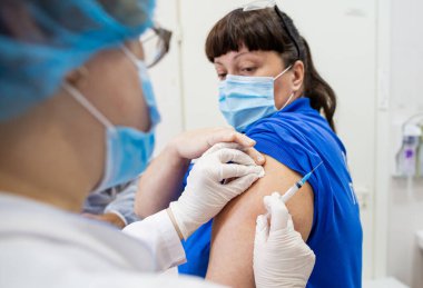 Bir sağlık çalışanı, Coronavirus salgını sırasında hastanede Rus Sputnik-V COVID-19 aşısı için gönüllü aşı yapıyor.