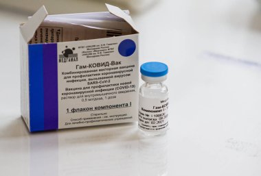 Bir sağlık çalışanı, Coronavirus salgını sırasında hastanede Rus Sputnik-V COVID-19 aşısı için gönüllü aşı yapıyor.