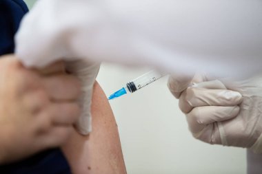 Bir sağlık çalışanı, Coronavirus salgını sırasında hastanede Rus Sputnik-V COVID-19 aşısı için gönüllü aşı yapıyor.