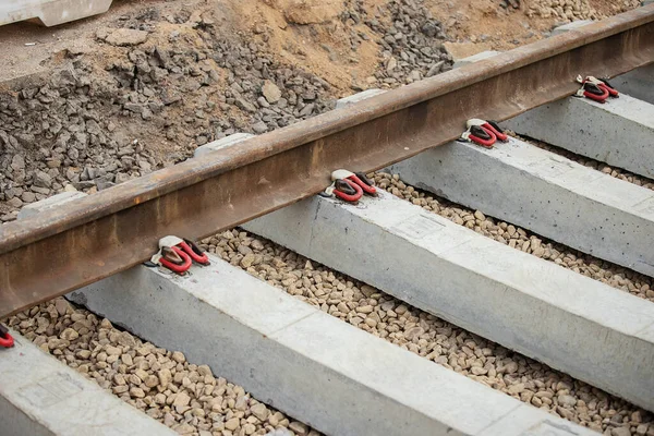 Demiryolu raylarının ve tramvay hatlarının onarımı, güçlendirilmiş beton pusucular ve eski paslı raylar yenileriyle değiştirildi, yol onarımının arka plan dokusu değiştirildi