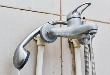 Eski su boruları ve kırık musluk banyo
