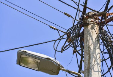 Elektrik kabloları sokak sokak lâmbası direği üzerinde tehlikeli karışıklık