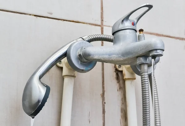 Eski su boruları ve kırık musluk banyo
