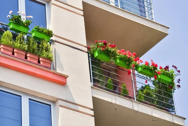 Teil Eines Wohnhauses Und Balkon Mit Blumen Geschmückt — Stockfoto