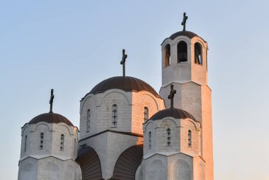 Gün batımı sırasında Üsküp'teki yeni bir Ortodoks Kilisesi'nin detay