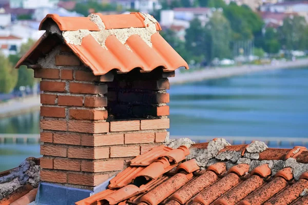 Roter Schornstein Aus Ziegeln Auf Dem Dach Eines Wohnhauses — Stockfoto