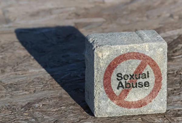 Text Sexueller Missbrauch Und Beschränkung Zeichen Auf Einem Quadratischen Stein — Stockfoto