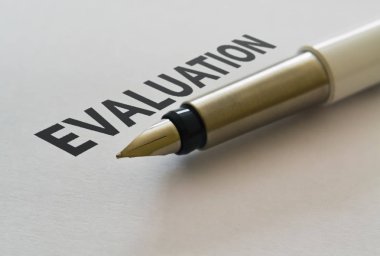 Bir dolma kalem ve parlak arka plan üzerinde kelime değerlendirme closeup