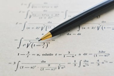 Bir matematik kitabını ve integraller ile gelişmiş örnek üzerinde kalem