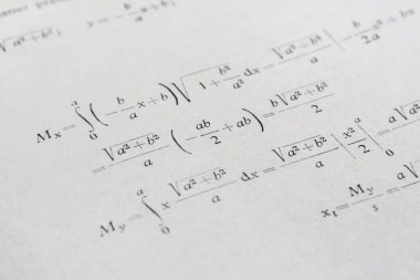 Bir matematik kitabını ve integraller ile gelişmiş örnek closeup