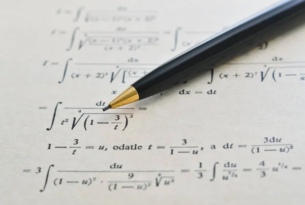 Bleistift Über Ein Mathematikbuch Und Fortgeschrittenes Beispiel Mit Integralen — Stockfoto