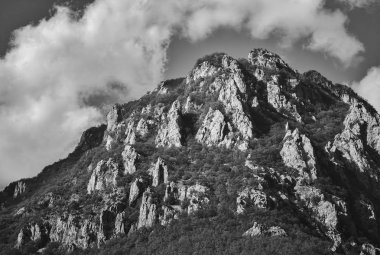 Siyah ve beyaz renklerde bir dağın tepesine closeup