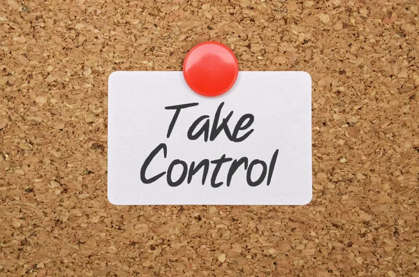 Metin denetimi bir mantar tahta üzerine tutturulmuş bir etiket al