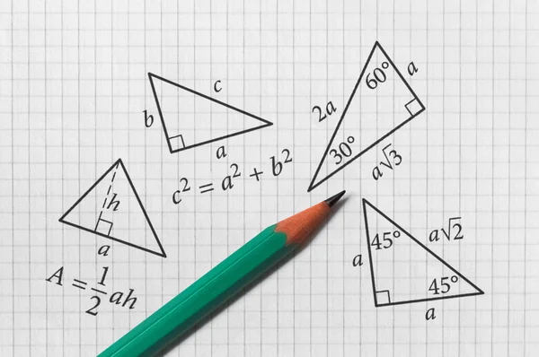 Mehrere Dreiecke Und Ihre Mathematischen Eigenschaften Auf Hellem Hintergrund Geschrieben — Stockfoto