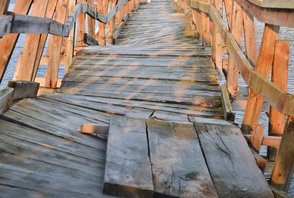 Dettaglio Ponte Legno Deformato Piccolo Fiume — Foto Stock