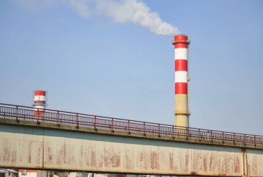 Zehirli ve zararlı duman yorucu bir fabrika baca