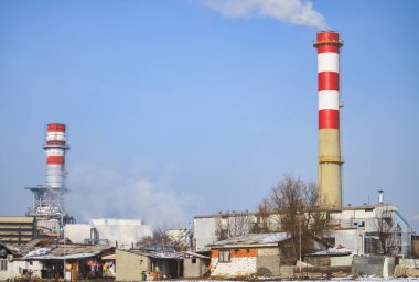 Zavallı bir banliyösünde yakınındaki zehirli ve zararlı duman yorucu bir fabrika baca