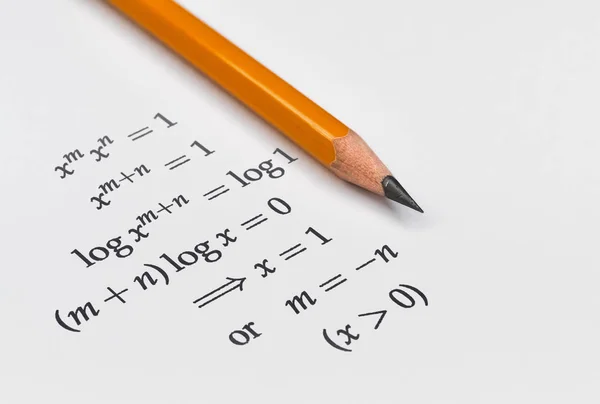 Exercício de matemática e um lápis — Fotografia de Stock