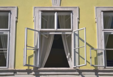 Eski moda ahşap çift çerçeve penceresi ve sarı cephe