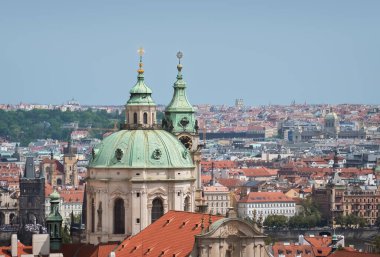 Prag 'daki güzel ve eski mimarinin panoramik manzarası