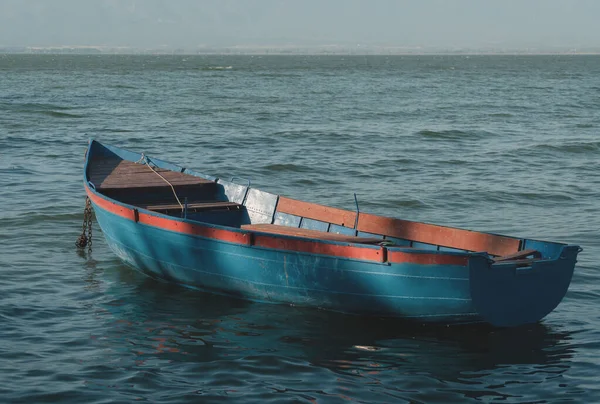 在湖中漂浮的小锚泊渔船 — 图库照片
