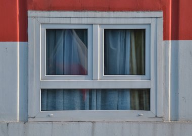 Eski ahşap pencere ve ön cephe ayrıntıları kırmızı ve beyaz renklerde