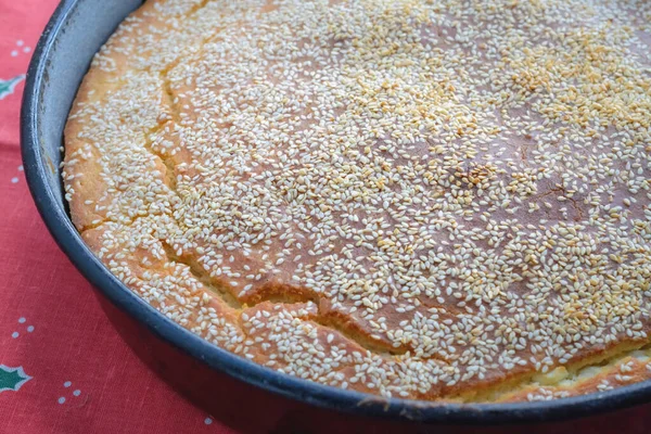 サーキュラーキャセロールにゴマと伝統的な焼きクリスピーパイ — ストック写真